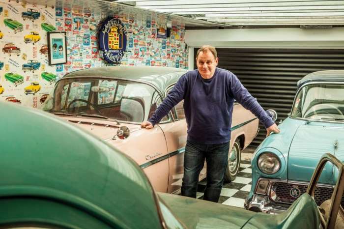 Коллекционер сам построил гараж для 11 ретроавтомобилей в стиле 1950-х годов
