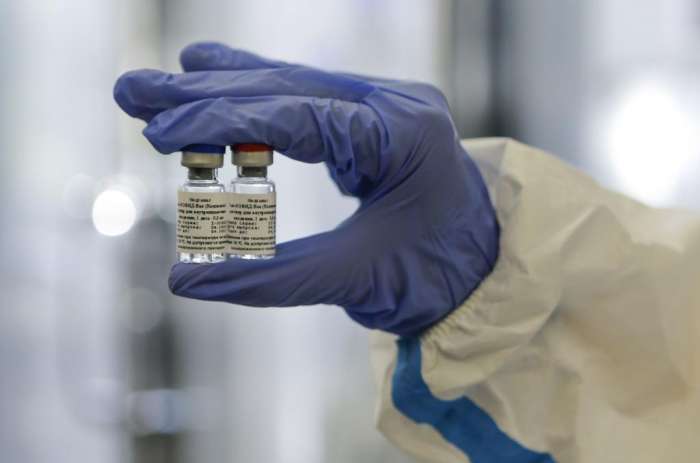 Врачи не доверяют российской вакцине от коронавируса