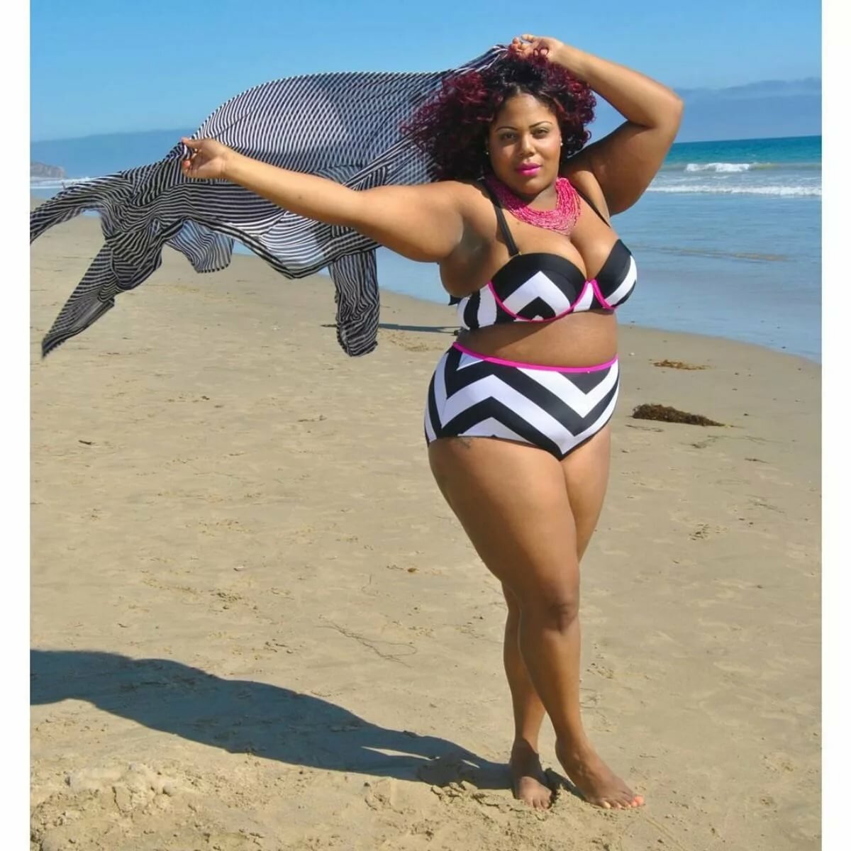 Жирная женщина в купальном костюме