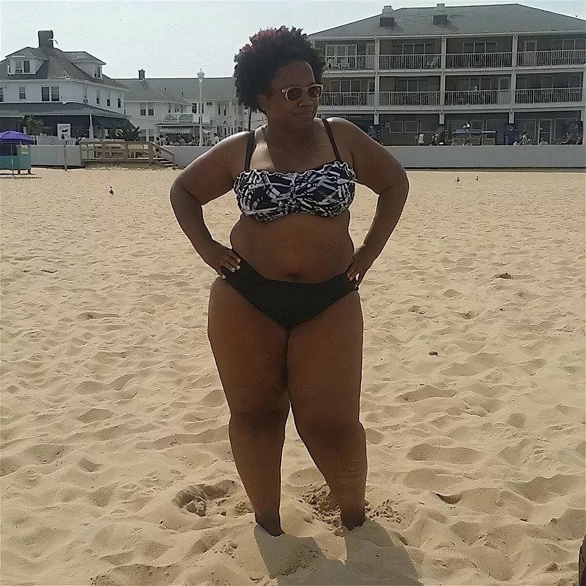 Толстые в купальниках на пляже