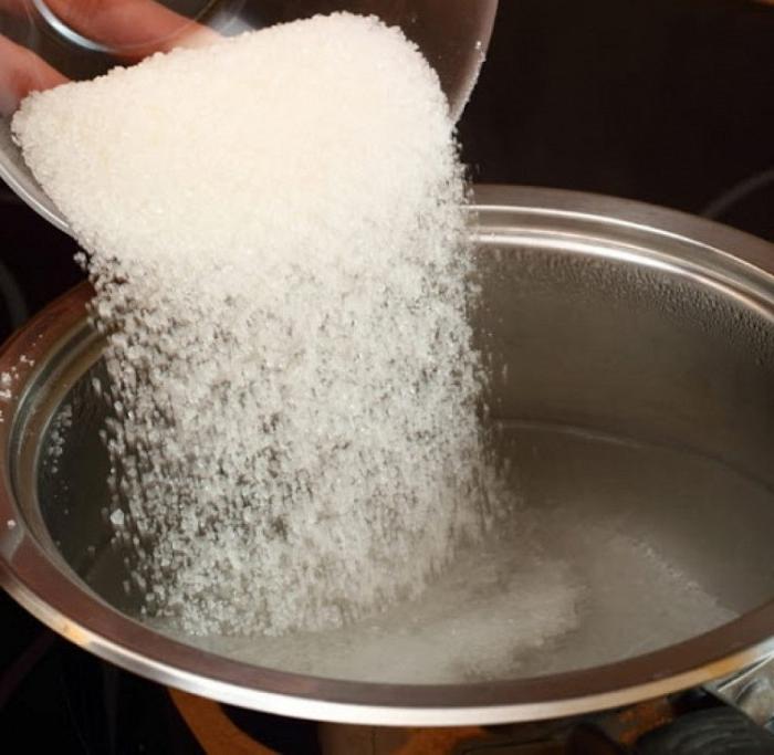 Название сахара в воде. Дополнительная очистка сахара-песка. Как измельчить рафинированный сахар. Как сделать сахар на стакане сверху.