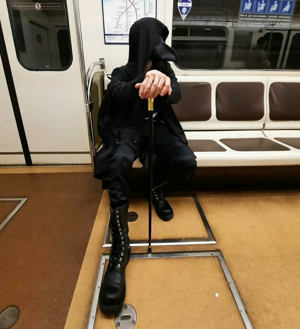 Чумной доктор в метро