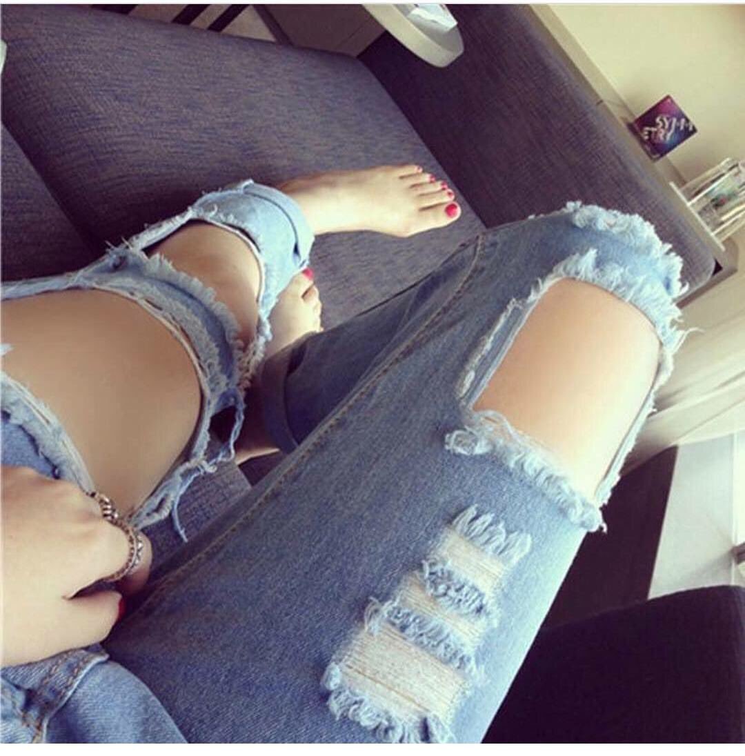 Ноги в рваных джинсах