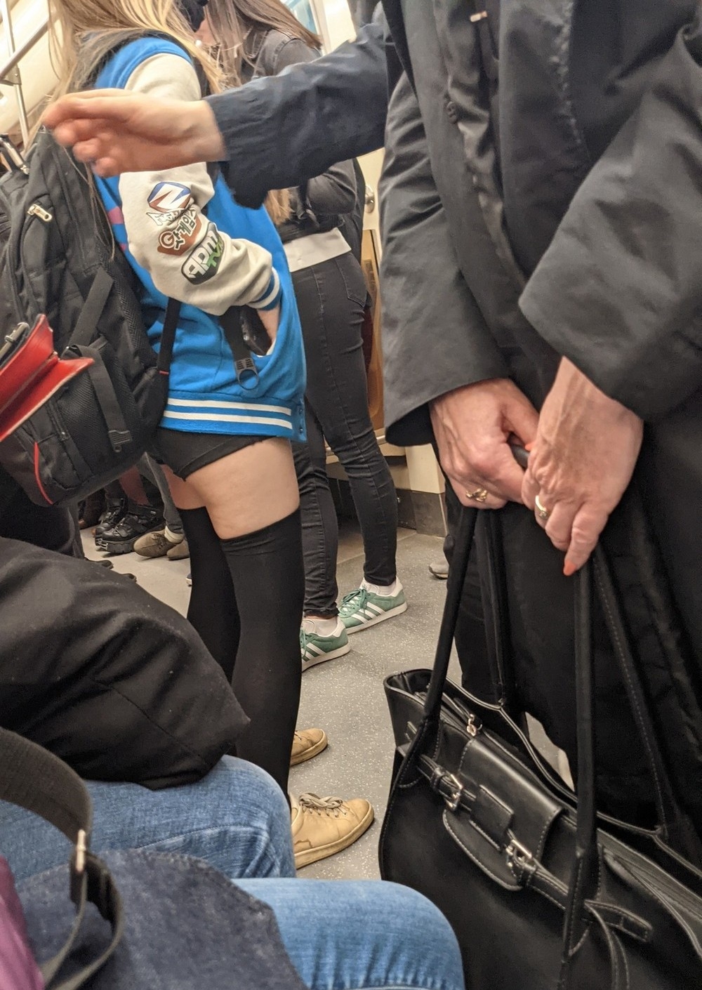 Забыла надеть юбку. В метро одетые. Странно одетые люди в метро. Москвички в метро.