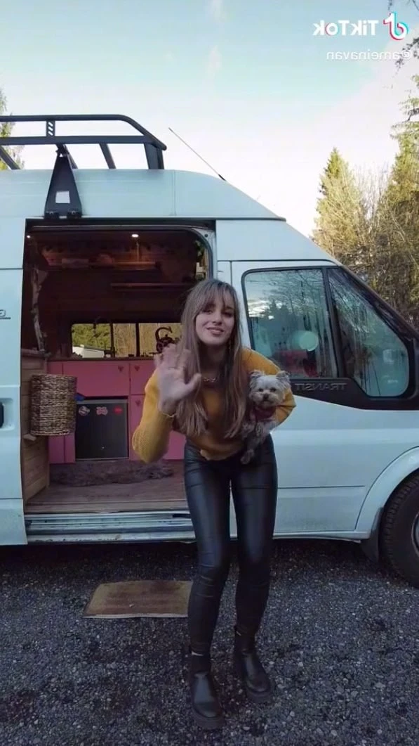 Девушка превратила старый фургон в стильный дом при помощи поддонов
