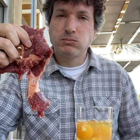 Мужчина ест сырое мясо в течение 78 дней, чтобы проверить, сможет ли он выжить