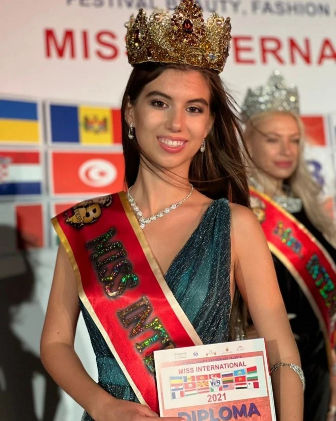 Студентка Поволжского университета связи Яна Богатова завоевала титул «Мисс мира — 2022»