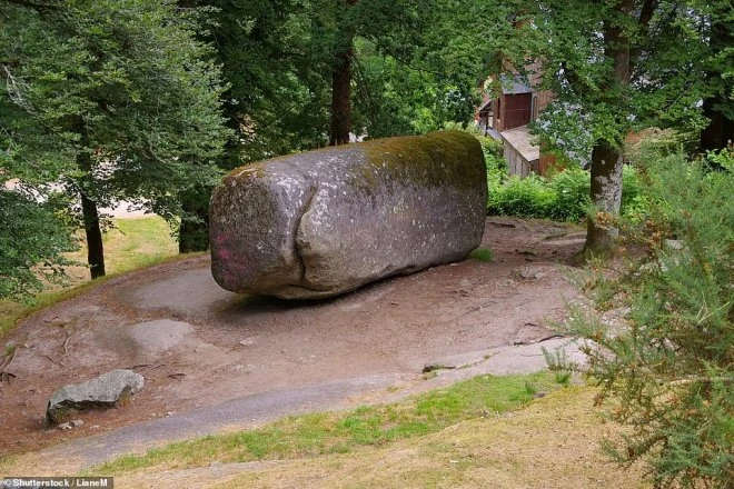137-тонную "Дрожащую скалу" во Франции любой может передвигать