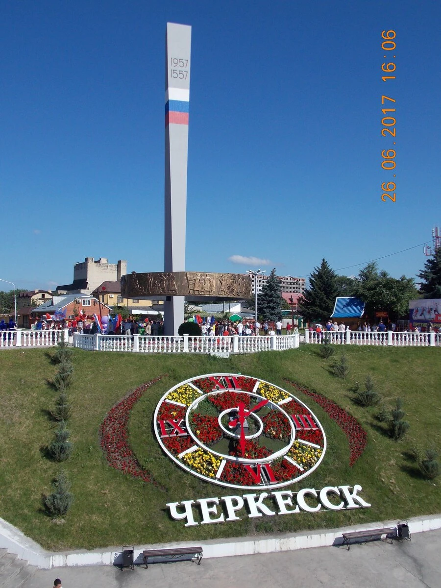 Какой в черкесске год. Карачаево-Черкесская Республика столица город Черкесск. Карачаево Черкесия зеленый остров. Зеленый остров арка Черкесск.