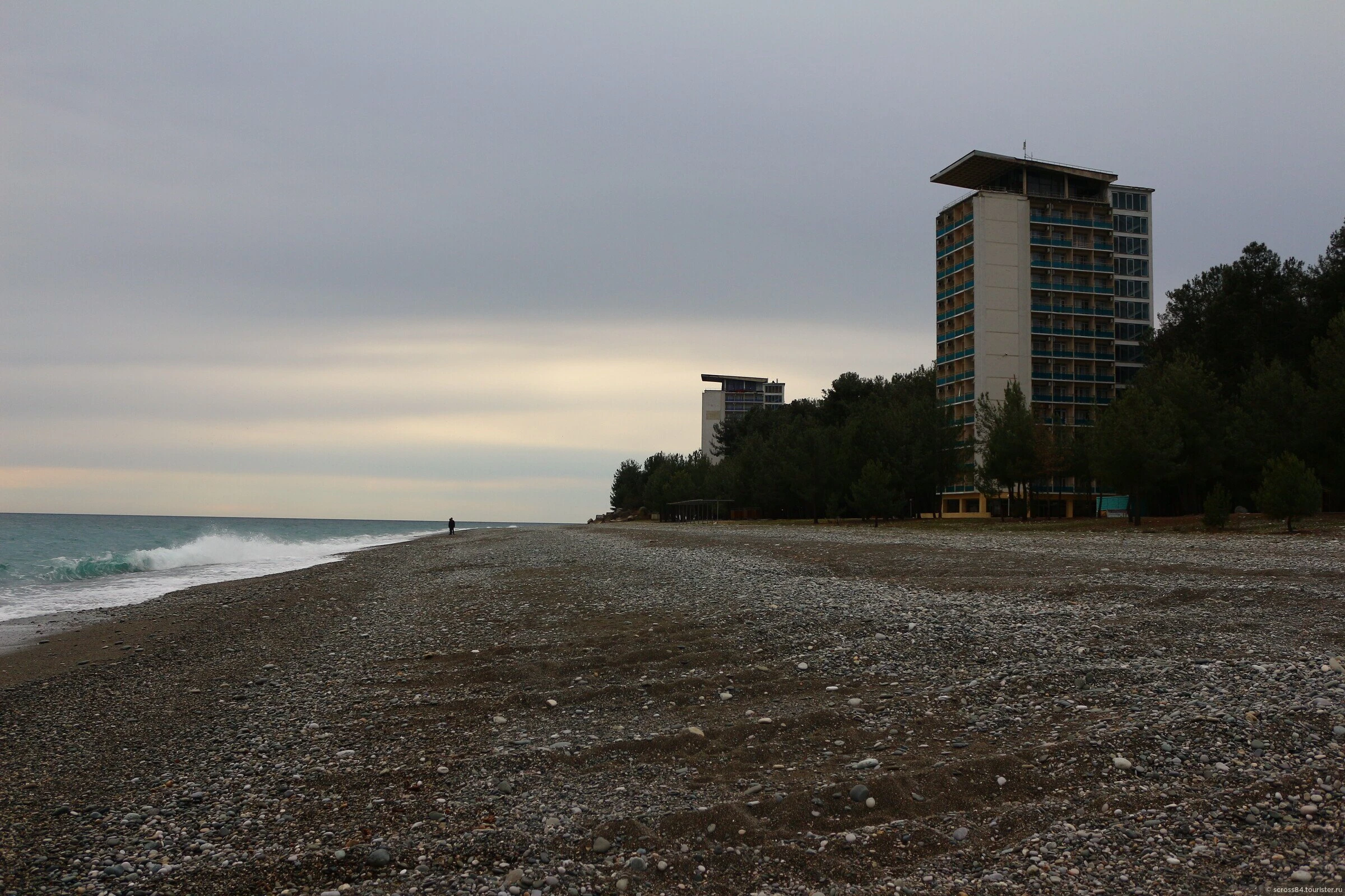 Море абхазия пицунда. Пляж Бичвинта Пицунда. Мыс Пицунда Абхазия. Черное море Абхазия Пицунда.