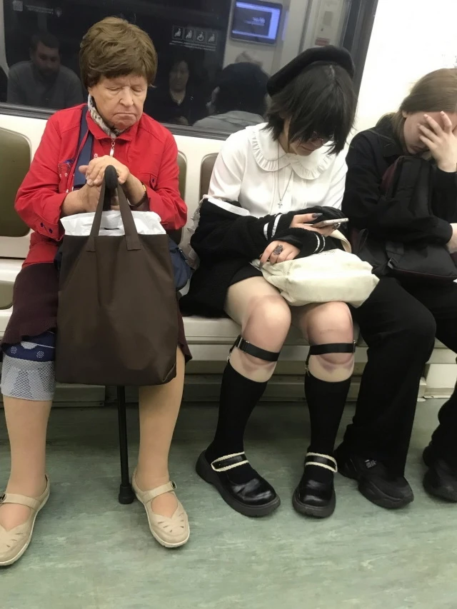 Стильные и эксцентричные личности: Встречайте стиляг в метро! (15 фото)