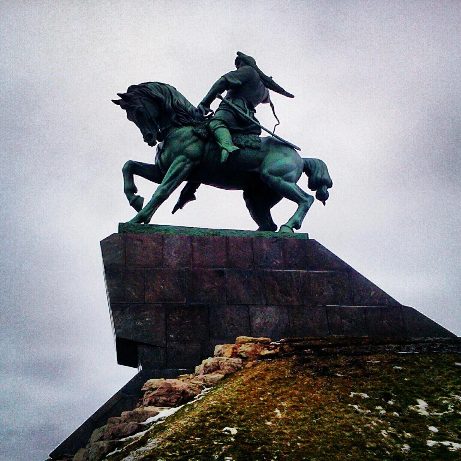 Памятники уфы. Салават Юлаев памятник в Уфе. Статуя Салавата Юлаева в Уфе. Памятник Салавату Юлаеву Башкортостан. Салават Юлаев монумент дружбы.